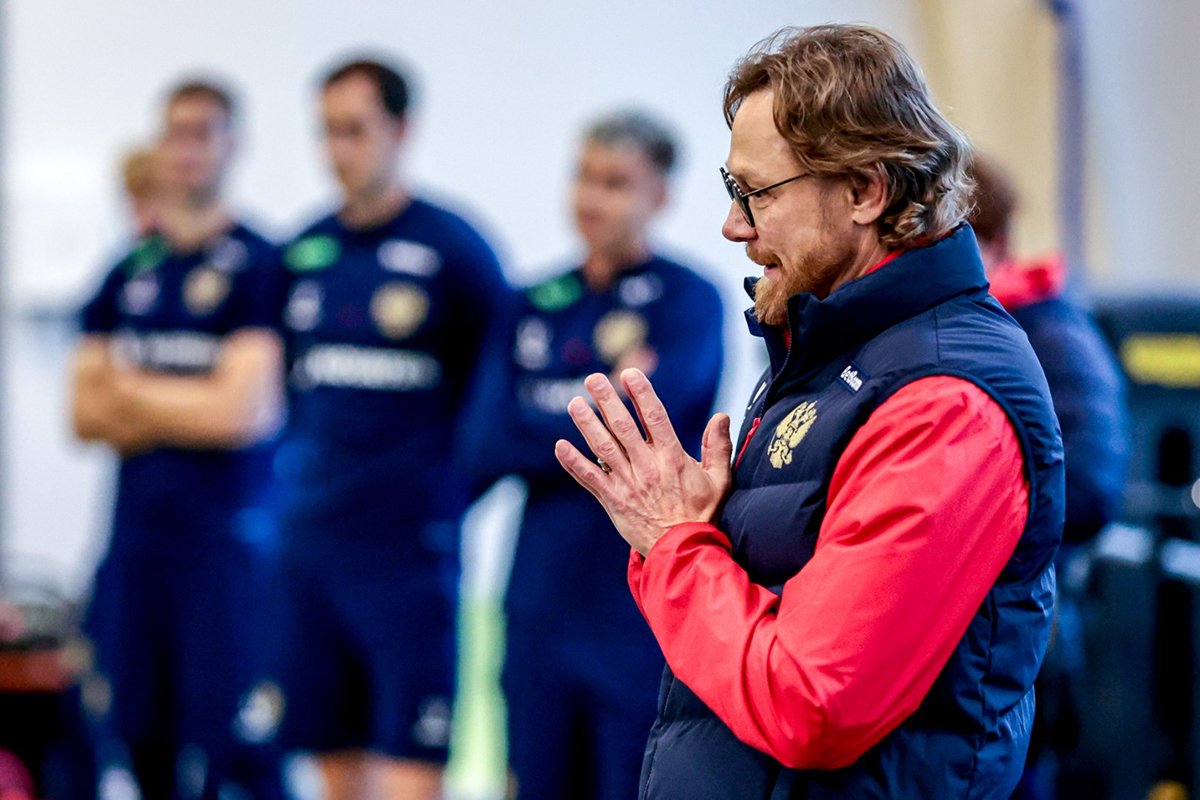 Валерий Карпин. Тренировка национальной сборной России. УТБ «Новогорск». Фото: Михаил Шапаев / Общероссийская общественная организация «Российский футбольный союз» / rfs.ru