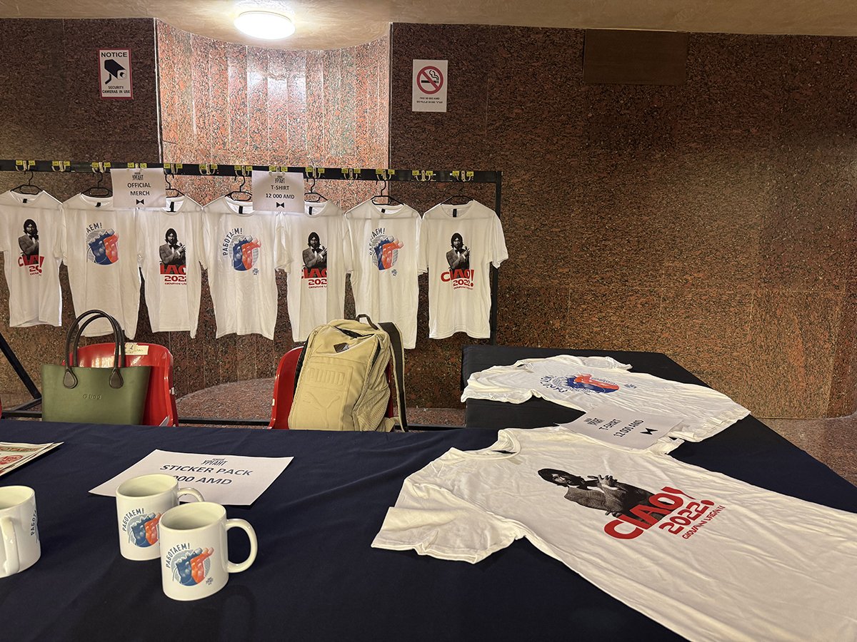 Мерч шоу «Живой Ургант», Ереван, Армения. Фото: Варужан Саргсян