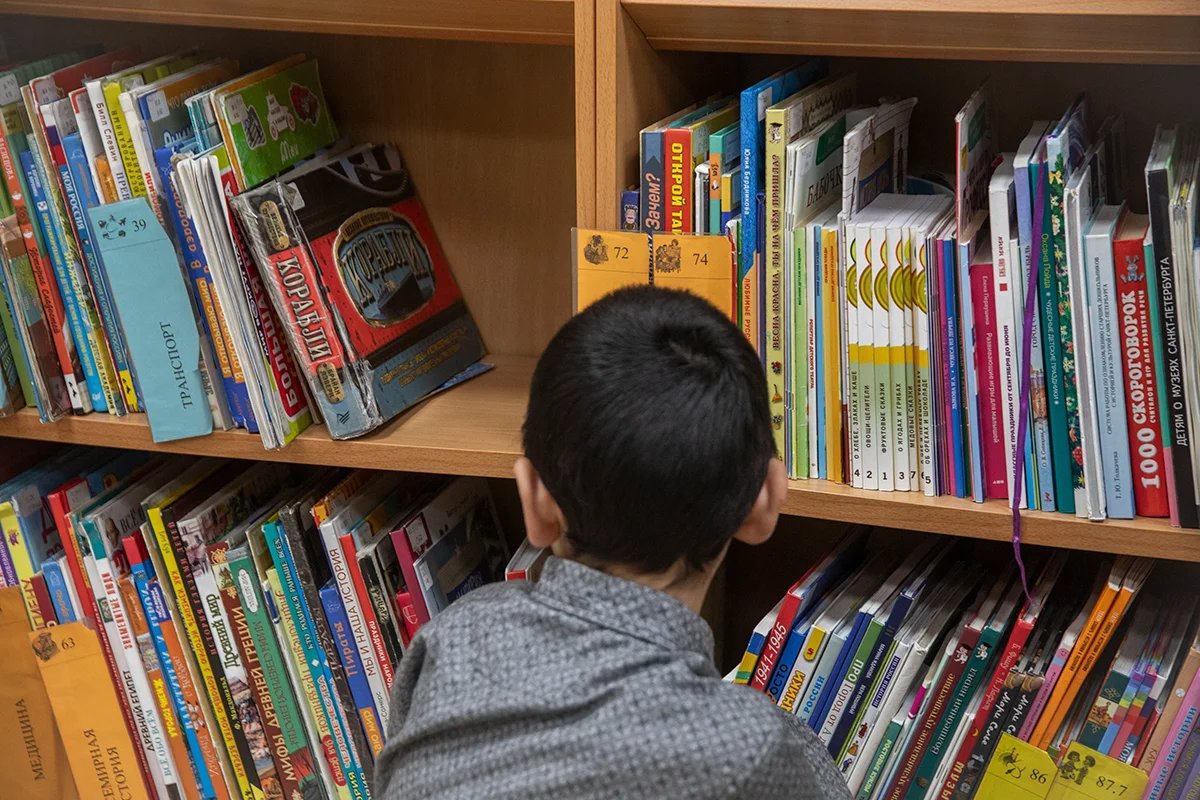 A young pupil at a centre for immigrants in St. Petersburg. Photo: Dmitry Tsyganov