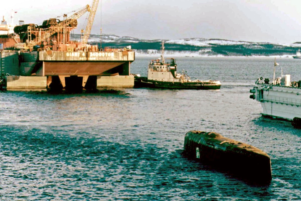 Рубка атомной подлодки «Курск» в доке порта Росляково на фоне баржи Giant-4 после поднятия со дна, Мурманская область, 23 октября 2001 года. Фото: Reuters / Scanpix / LETA