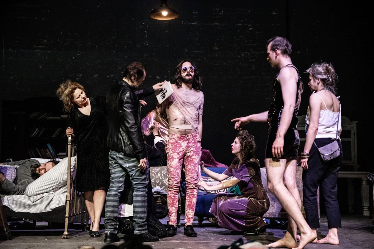 Сцена из спектакля «Imagine». Фото: Natalia Kabanow / Powszechny