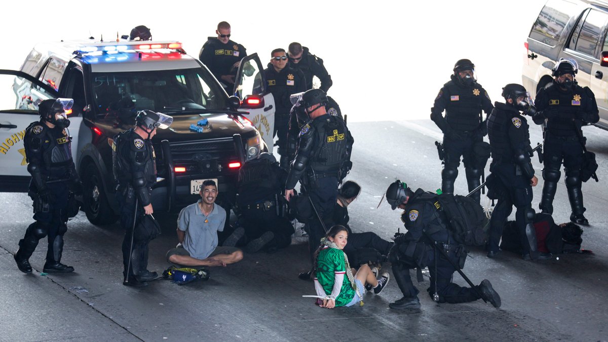 Полицейские задерживают протестующих, Лос-Анджелес, 8 июня 2025 года. Фото: Allison Dinner / EPA