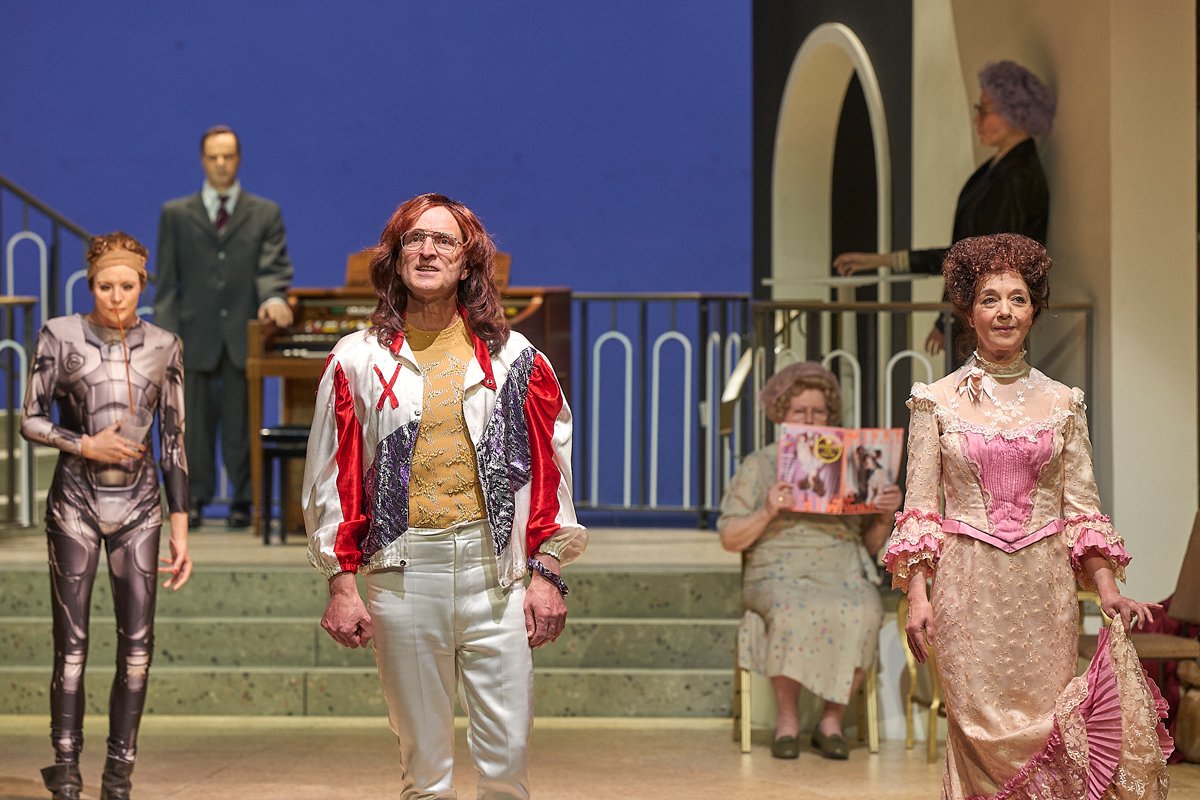 Сцена из спектакля «Воск или реальность?». Фото: Matthias Horn / Volksbuehne