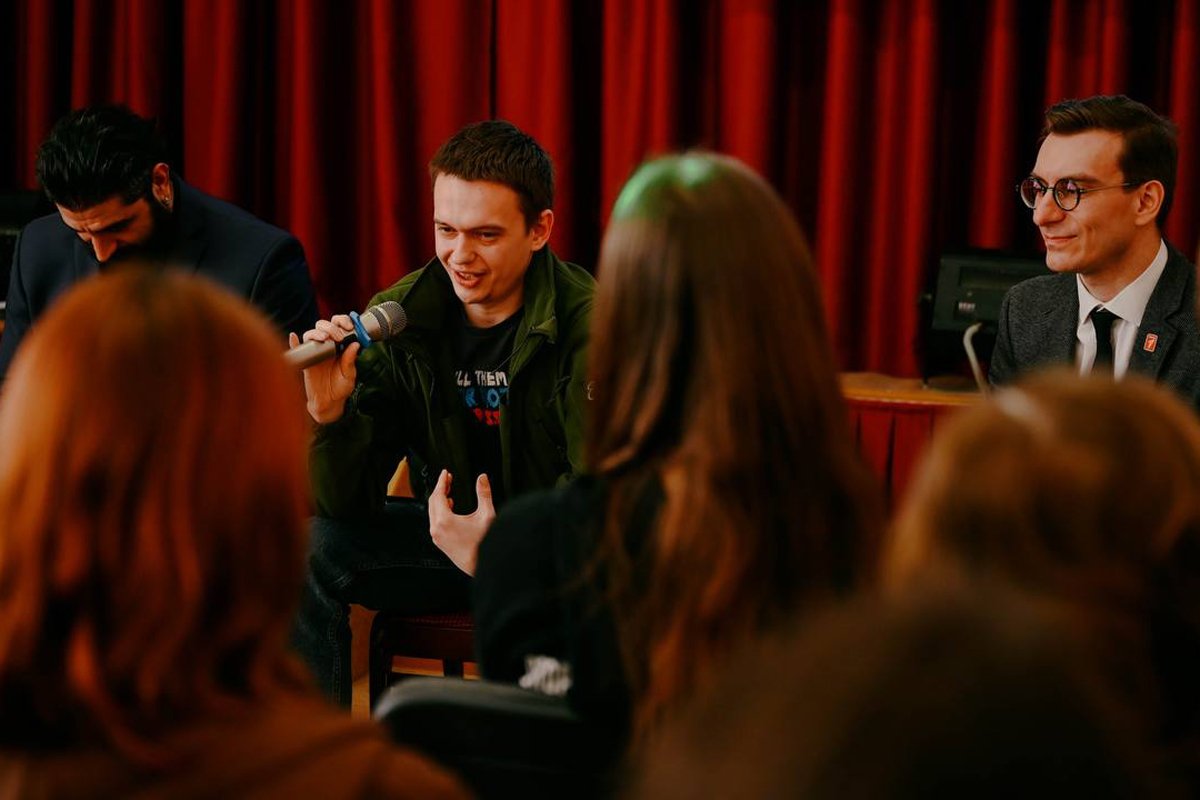 Евгений Рассказов в школе №88 Москвы, 21 февраля 2025 года. Фото: @sch88c / Telegram