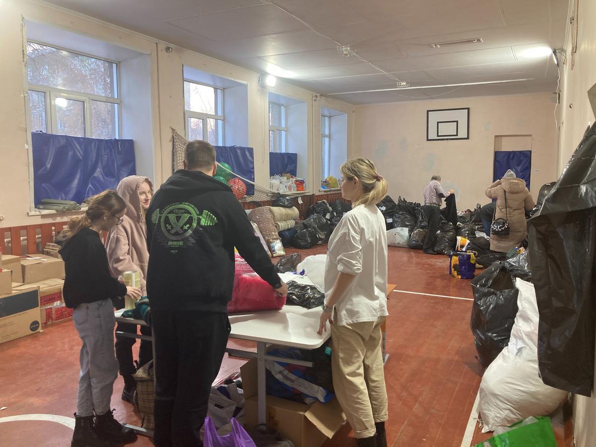 Волонтеры в 85-й школе. Фото: Ирина Купряхина, специально для «Новой газеты Европа»