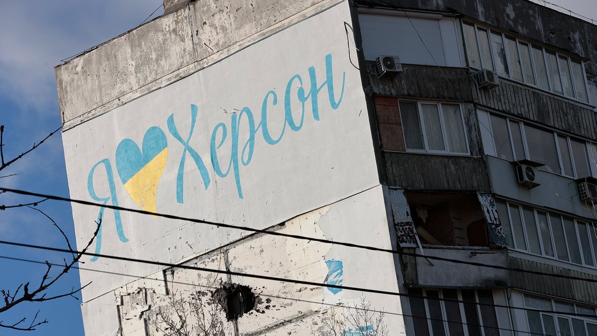 Многоэтажный жилой дом с следами российского обстрела в Херсоне. Фото: Василий Крестьянинов / «Новая Газета Европа»