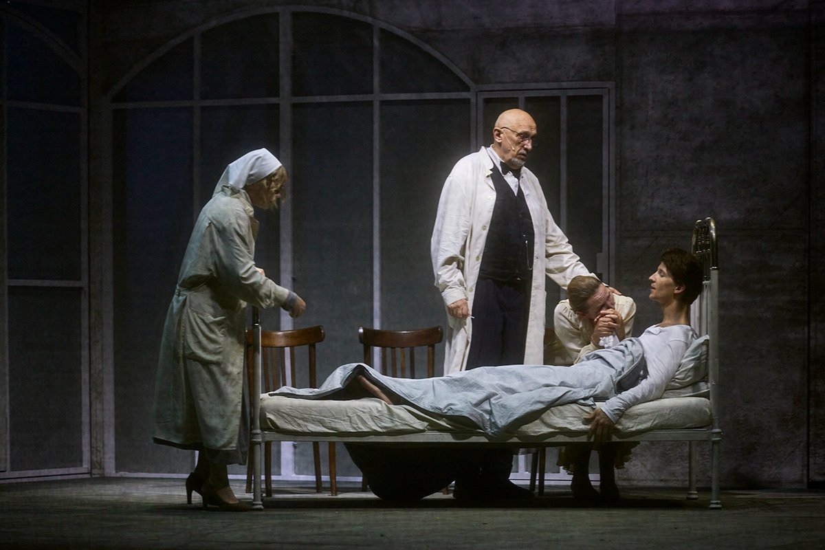 Сцена из спектакля «Волшебная гора». Фото: salzburgerfestspiele.at