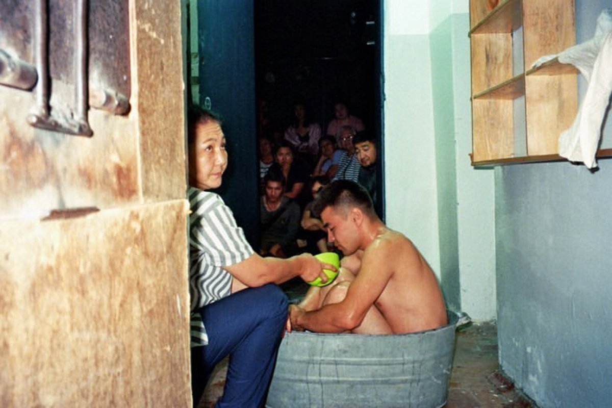 Сцена из спектакля «Уя». Фото: Ilya Karimdjanov / Schaubuehne