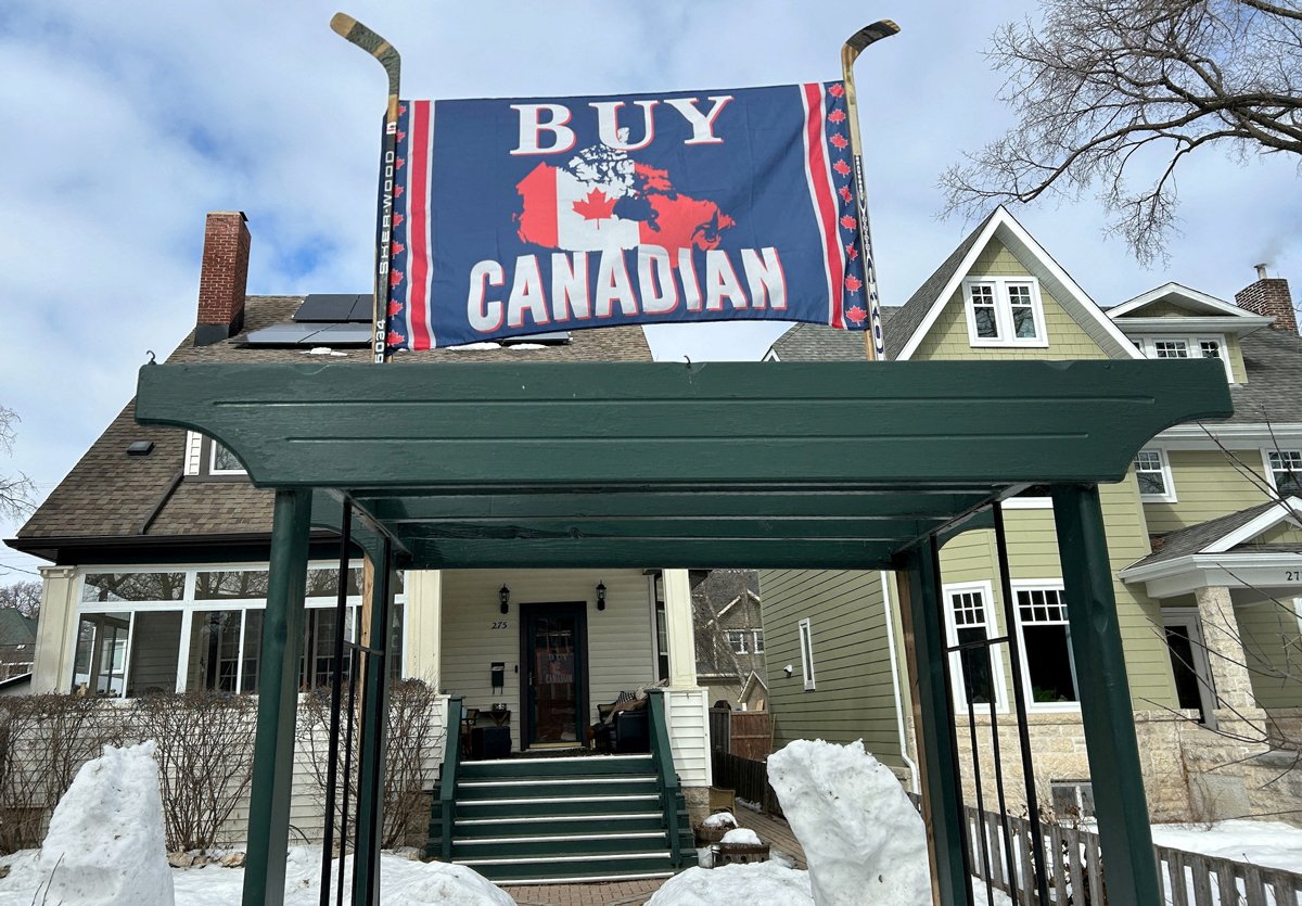 Баннер «Buy Canadian» на фоне дома в Виннипеге, Манитоба, Канада, 5 марта 2025 года. Фото: Ed White / Reuters / Scanpix / LETA