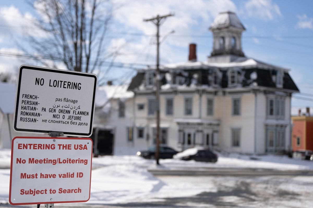 Дорожный знак на неконтролируемой пограничной улице при въезде в Дерби-Лайн, штат Вермонт, из Стэнстеда, Квебек, 21 января 2025 года. Фото: Christinne Muschi / The Canadian Press / Scanpix / LETA