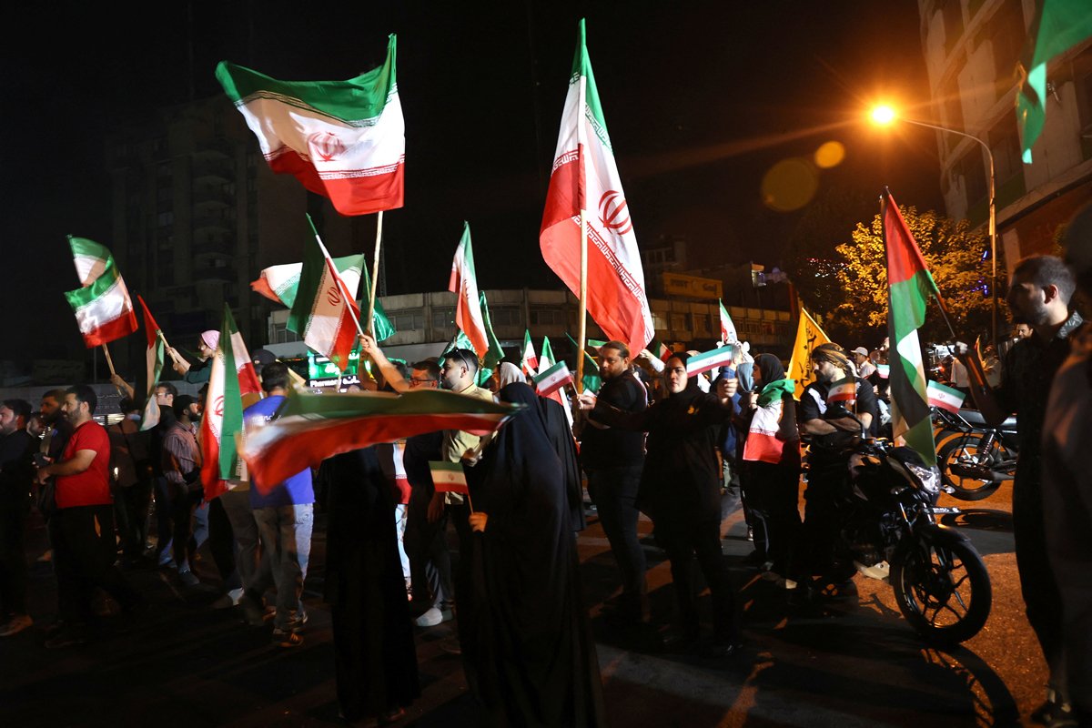 Иранцы празднуют авиаудар по американской военной базе в Катаре, Тегеран, Иран, 23 июня 2025 года. Фото: Majid Asgaripour / West Asia News Agency / Reuters / Scanpix / LETA