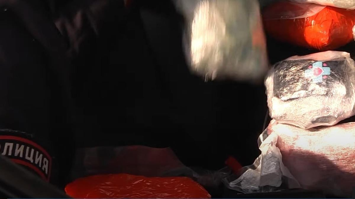 Наклейки, выглядящие как те, что фасовщики XTC вкладывали в товар, можно заметить на видео задержания оптовых наркокурьеров в Татарстане.