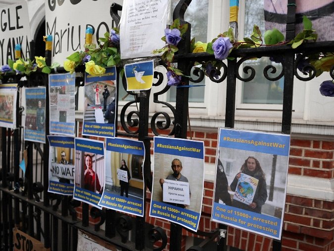 Фото Анатолия Рощина у российского посольства в Лондоне. Фото: Анна Петренко