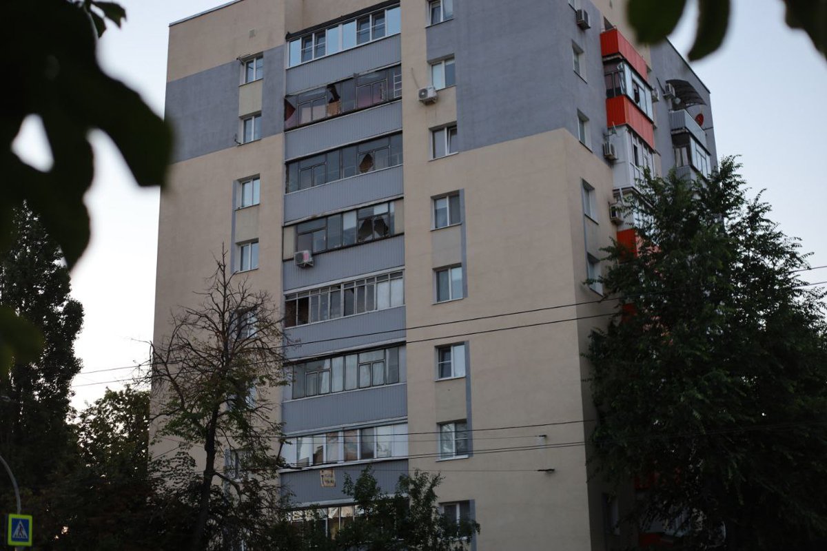 Разбитые окна в результате обстрела Белгорода, 3 июля 2022 года. Фото: Виктория Литвин