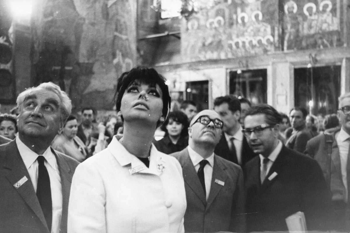 Софи Лорен c Карло Понти и Григорием Александровым в московском Кремле, июль 1965 года. Фото: Interfoto / Alamy / Vida Press