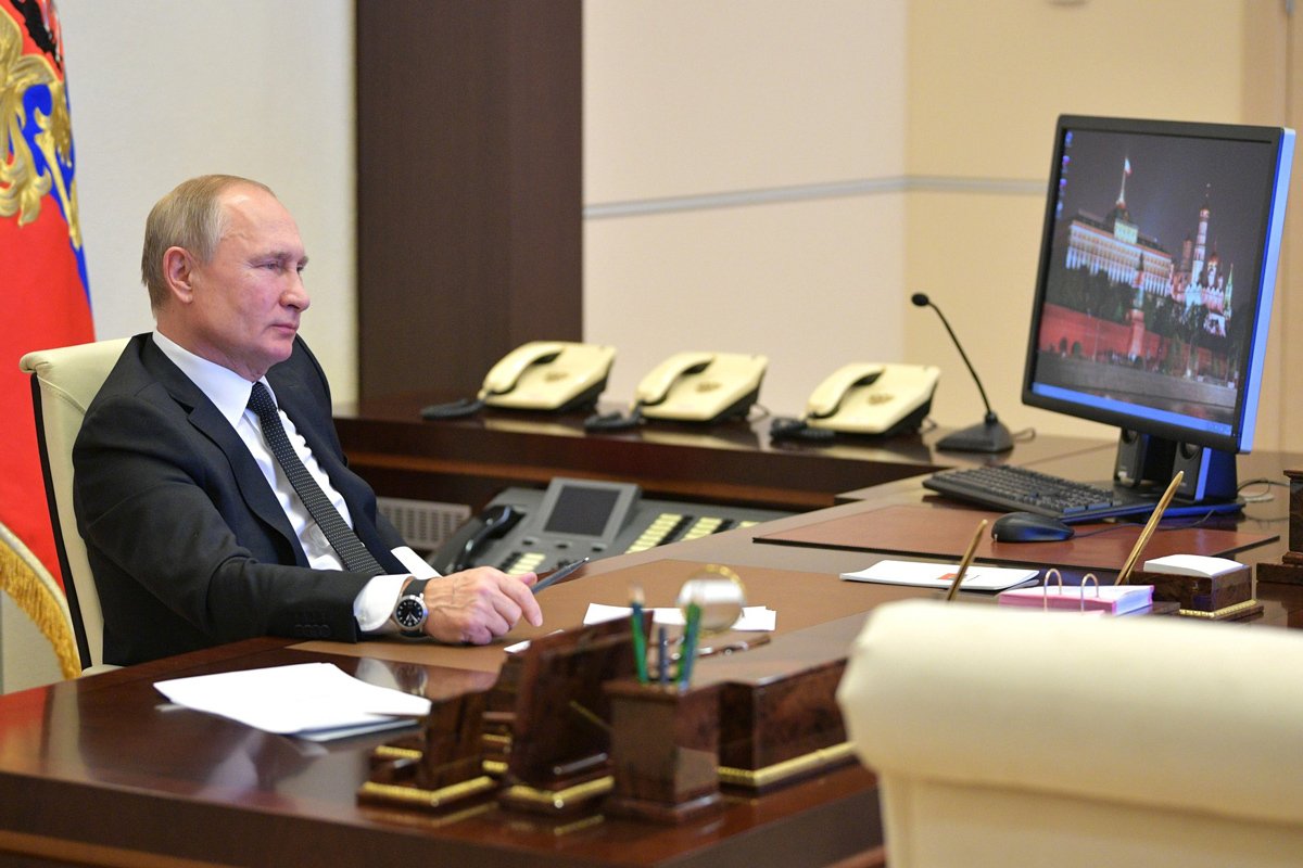 Владимир Путин за рабочим столом в Ново-Огарёво с компьютером работающим на Windows XP, 2019 год. Фото: Kremlin