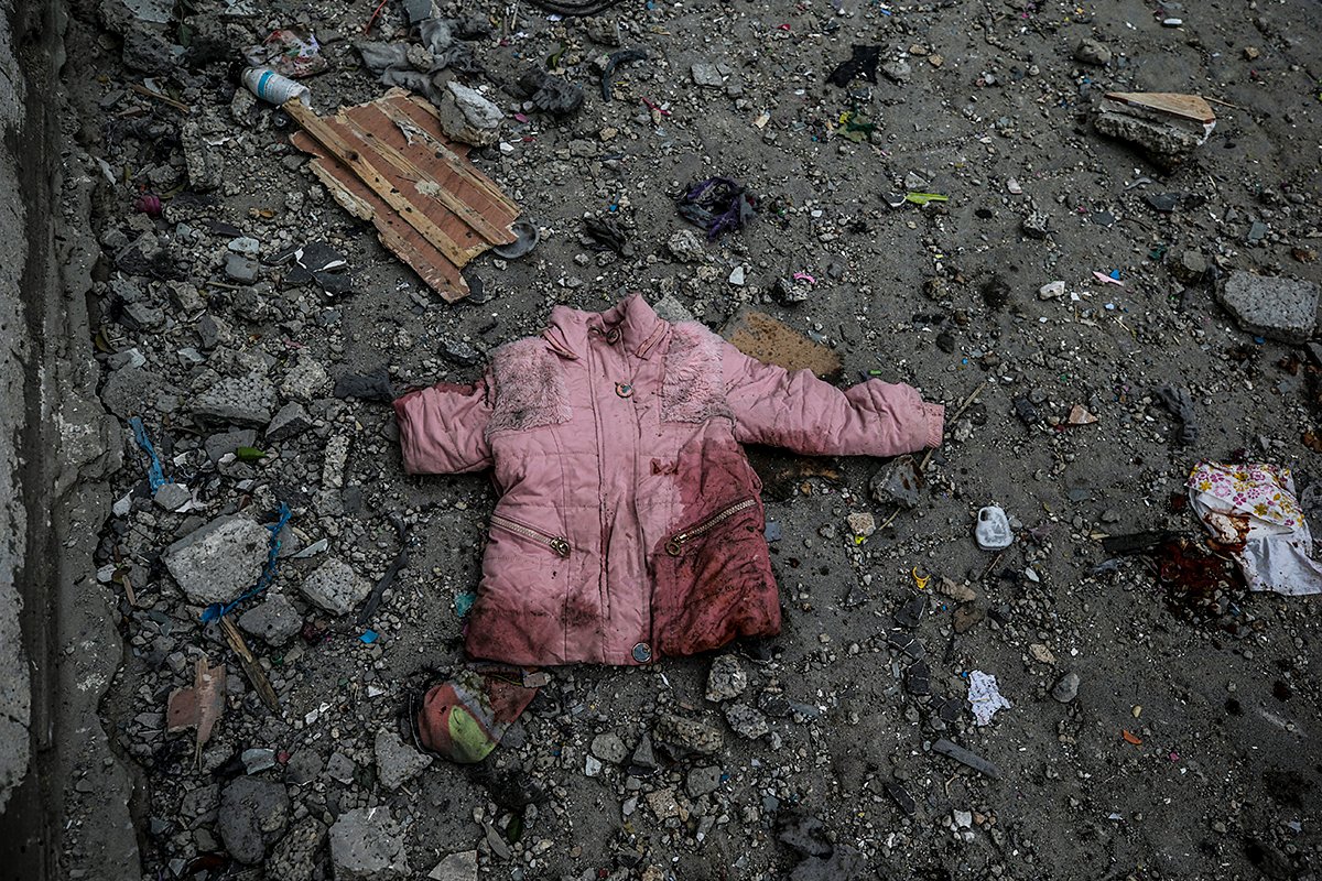 Детская куртка среди развалин в городе Газа, сектор Газа, 24 апреля 2025 года. Фото: Mohammed Saber / EPA-EFE