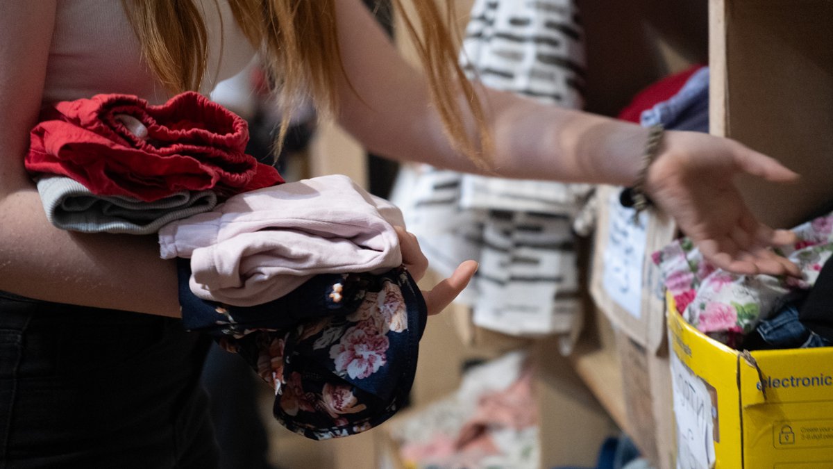 Волонтеры сортируют одежду в гуманитарном центре. Фото: Дмитрий Вепрев