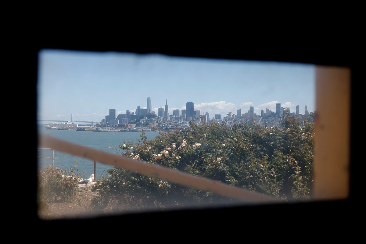 Вид на Сан-Франциско из небольшого окна в коридоре у камер тюрьмы Алькатрас, 13 мая 2025 года. Фото: John G. Mabanglo / EPA