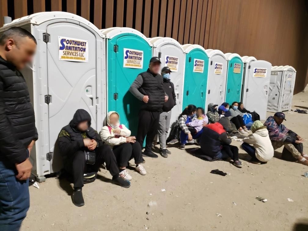 Группа мигрантов из Грузии в ожидании перевода в тюрьму на американской стороне американо-мексиканской границы. Фото из личного архива