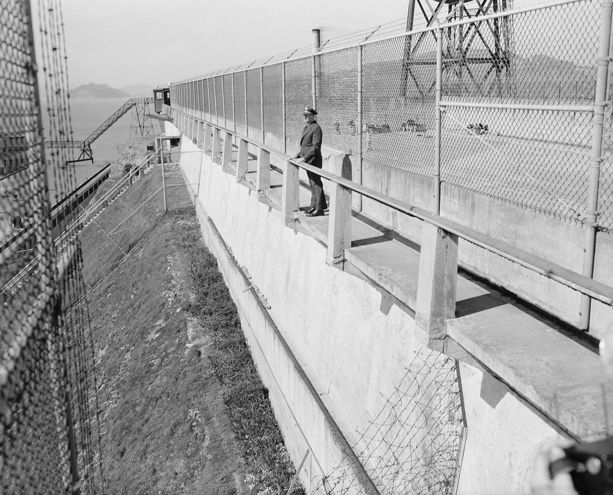 Капитан тюрьмы Алькатрас на смотровой площадке, 13 марта 1956 года. Фото: Ernest K. Bennett / AP Photo / Scanpix / LETA