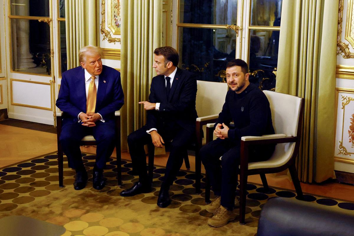 US president-elect Donald Trump (L), French President Emmanuel Macron (C) and Ukrainian President Volodymyr Zelensky (R) at the Élysée Palace in Paris, 7 December 2024. Photo: EPA-EFE/SARAH MEYSSONNIER