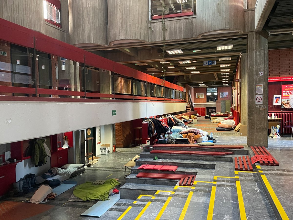 Холл философского факультет университета Нови Сада, где спят студенты. Фото: Илья Азар / «Новая газета Европа»