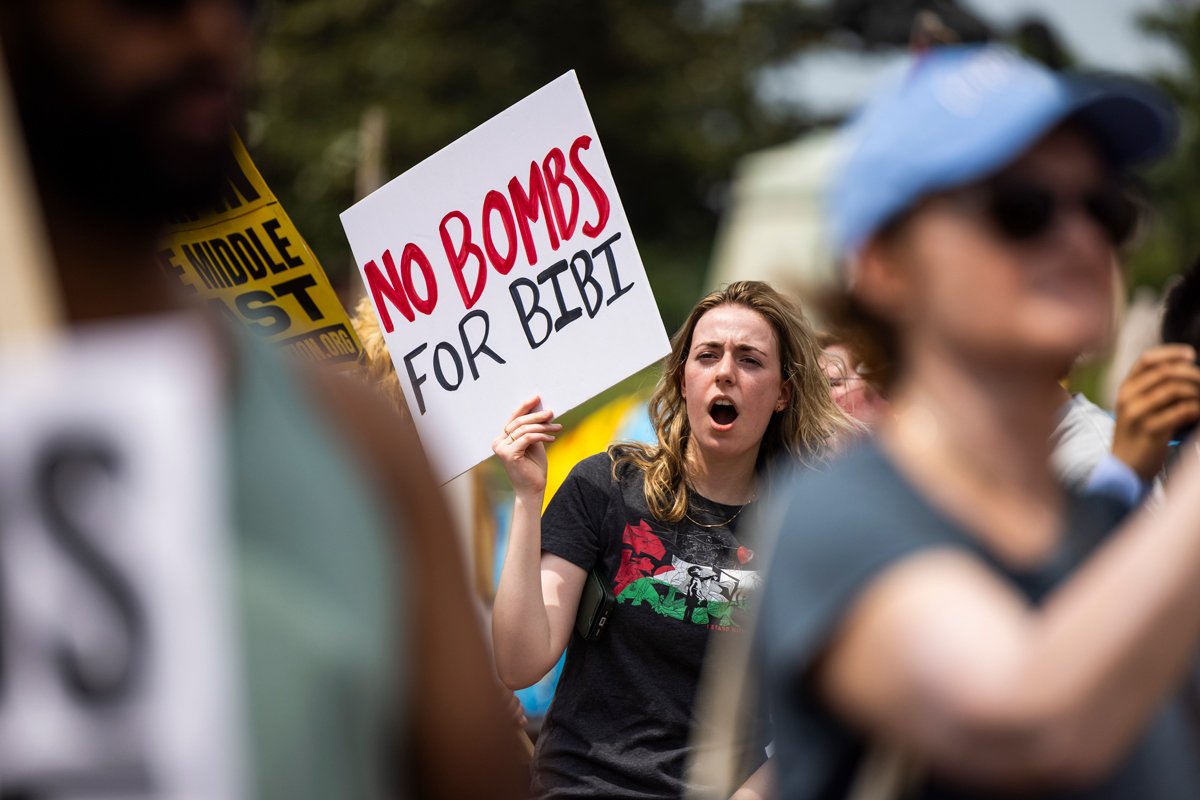 «Никаких бомб для Биби» ( имеется в виду премьер-министр Израиля Биньямин Нетаньяху — Прим. ред. ). Митинг у Белого дома. Фото: Jim Lo Scalzo / EPA