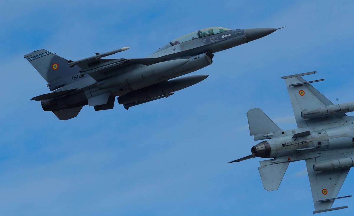 Two Romanian F-16s in flight at the 86th Air Base in Borcea, Romania, 13 November 2023. Photo: EPA / Robert Ghement