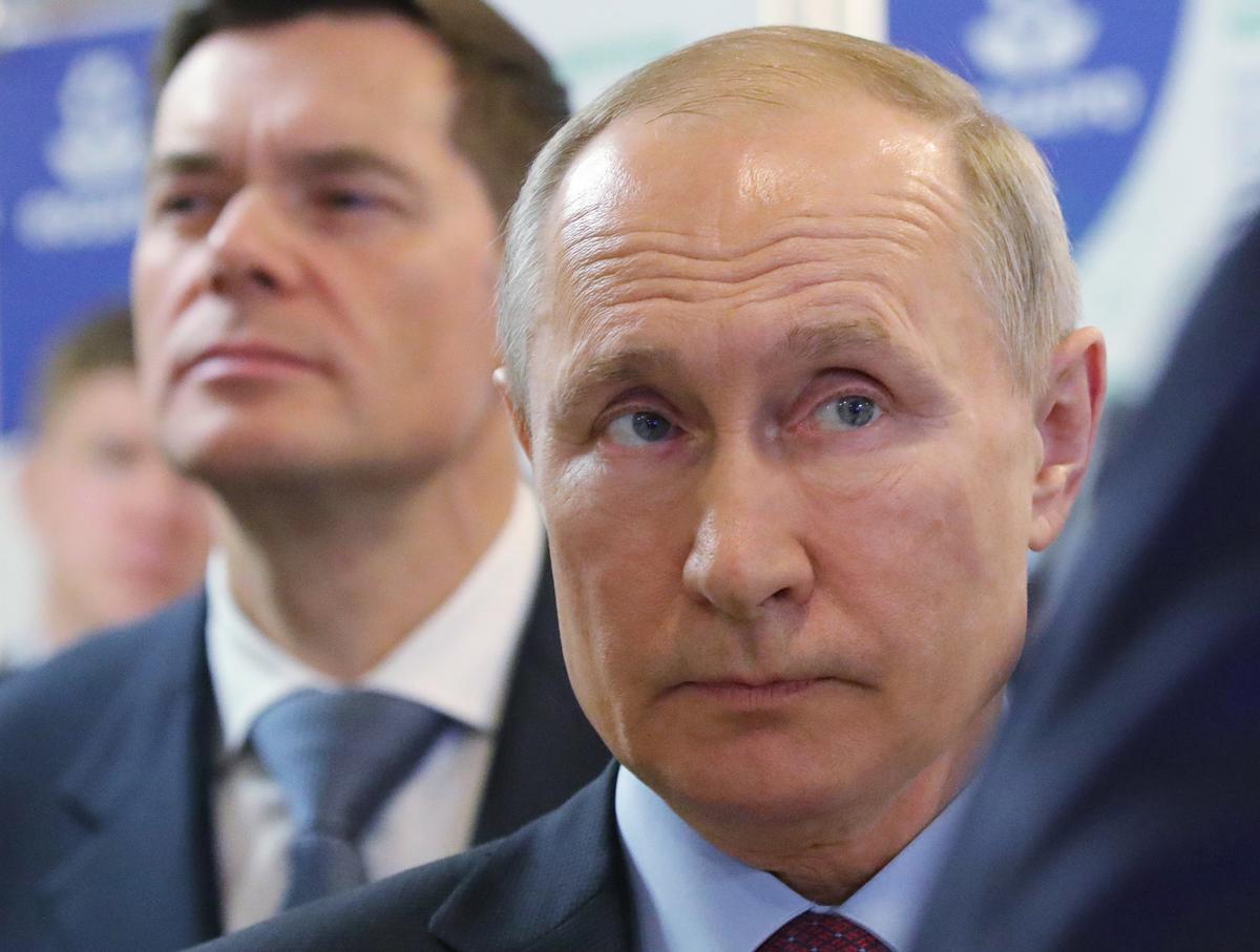 Severstal CEO Alexey Mordashov (L) stands behind Vladimir Putin during a visit to Cherepovets, 4 February 2020. Photo: EPA-EFE/ MICHAEL KLIMENTYEV / SPUTNIK / KREMLIN POOL