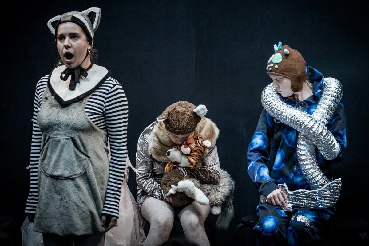 Сцена из спектакля «Синяя рисовая собака». Фото: Фото: «Дочери СОСО»