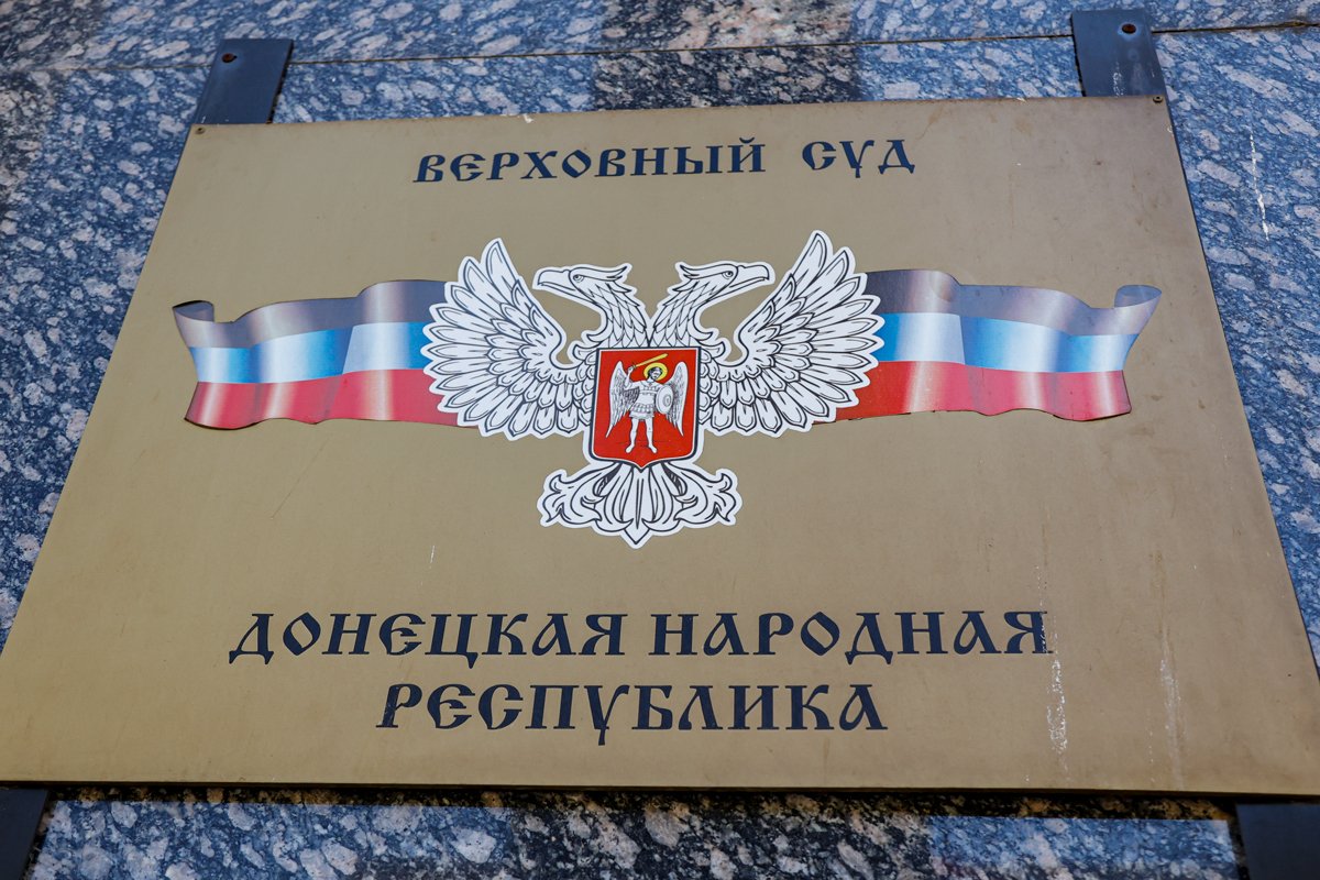 Табличка на здании Верховного суда самопровозглашённой ДНР в Донецке, 10 июня 2022 года. Фото: Alessandro Guerra / EPA