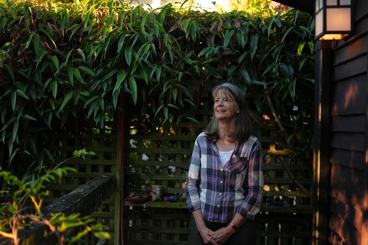 Мэри Брункоу во дворе своего дома в Сиэтле после присуждения ей Нобелевской премии по медицине, 6 октября 2025 года. Фото: Lindsey Wasson / AP Photo / Scanpix / LETA