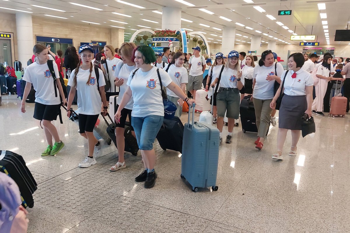 Участники поездки в аэропорту Пхеньяна. Фото: Посольство России в КНДР