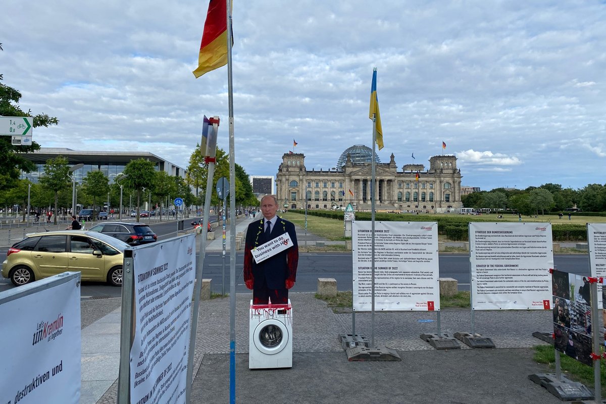 Кэмп Баграша у здания рейхстага, Берлин, 8 июля 2022 года. Фото: Дмитрий Баграш /  Facebook