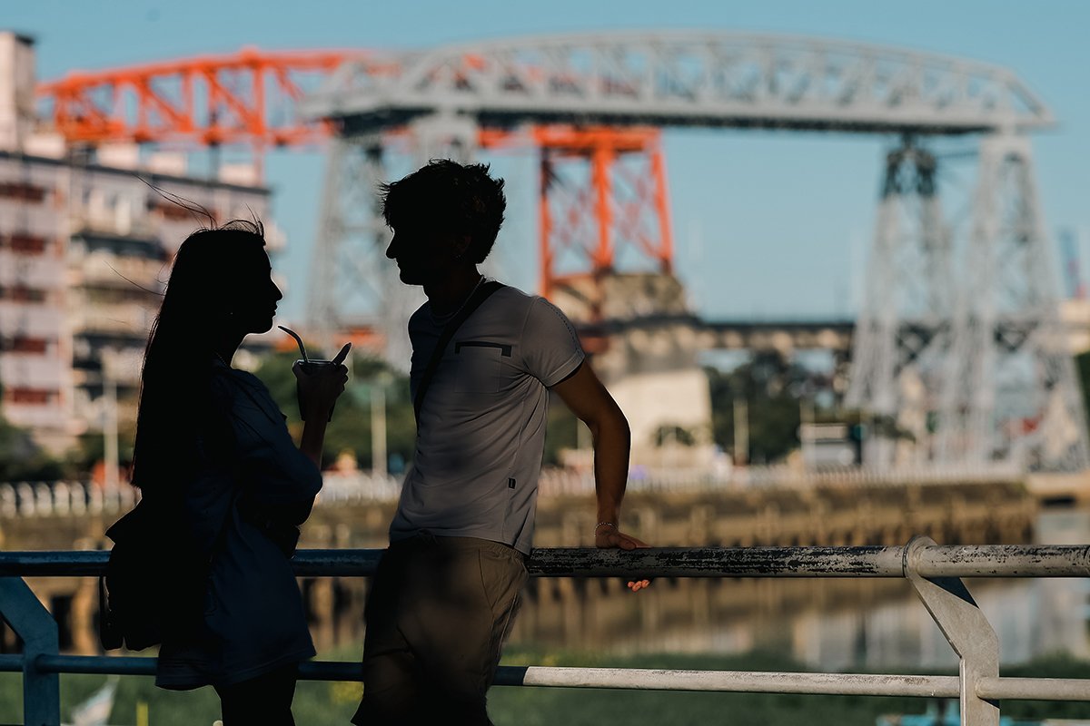 Молодые люди в районе Бока, Буэнос-Айрес, Аргентина, 17 января 2024 года. Фото: Juan Ignacio Roncoroni / EPA-EFE