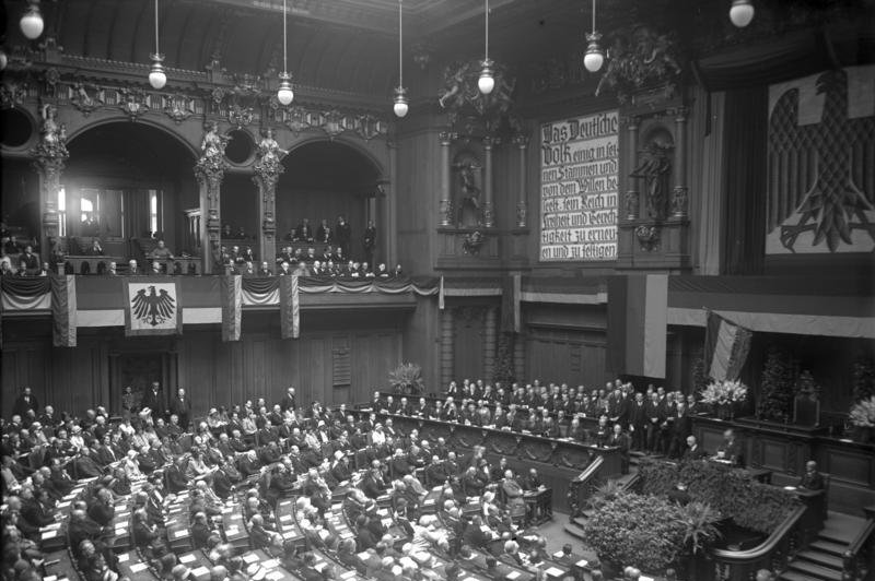 Вид на Рейхстаг во время конституционной речи имперского министра внутренних дел доктора Вирт. На заднем плане слева — Президентская ложа с президентом Рейха. Фото: Wikimedia Commons , CC-BY-SA 3.0