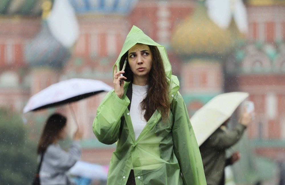 A woman walks on Red Square in Moscow, Russia, on 21 July 2025. Photo: EPA/YURI KOCHETKOV