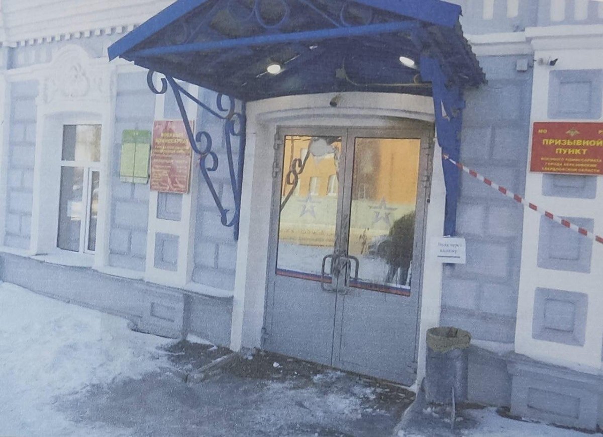 Обгоревшая дверь военкомата. Сумма ущерба составила менее 1300 рублей. Фото: из материалов дела