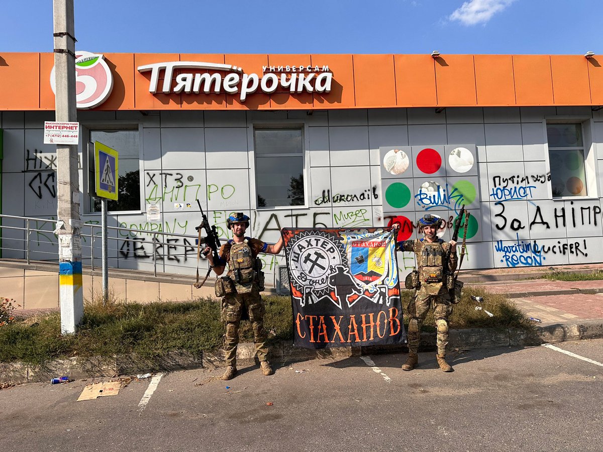 Виталий «Нанаец» Овчаренко (слева) в Судже, Курская область, сентябрь 2024 года. Фото: @Vit_Ovchar / X