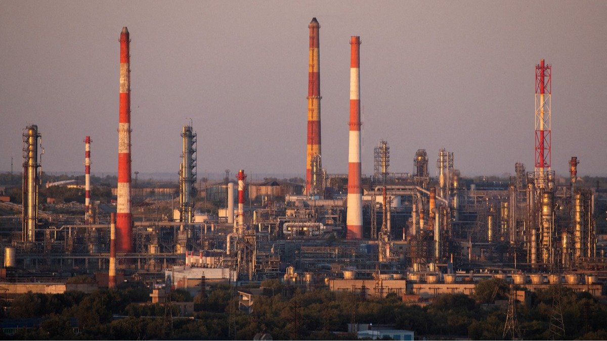 Российским нефтяным компаниям нанесен двойной урон: санкции США и продолжающиеся удары Украины по НПЗ