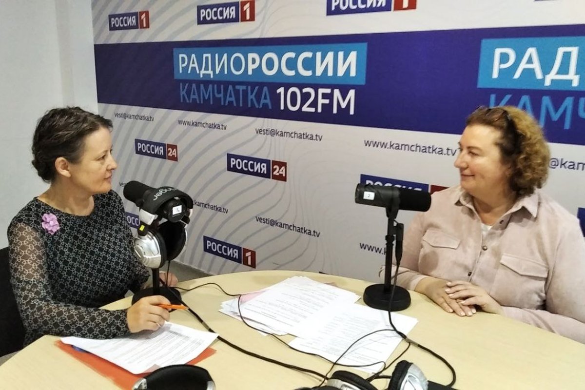Главврач онкодиспансера Наталья Зиганшина (справа) во время интервью на радио «Россия». Фото: Министерство здравоохранения Камчатского края