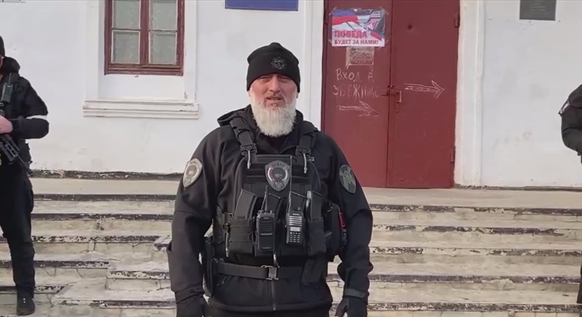 Адам Делимханов приветствует новых бойцов в Мариуполе, апрель 2022 года. Фото: Рамзан Кадыров / Telegram