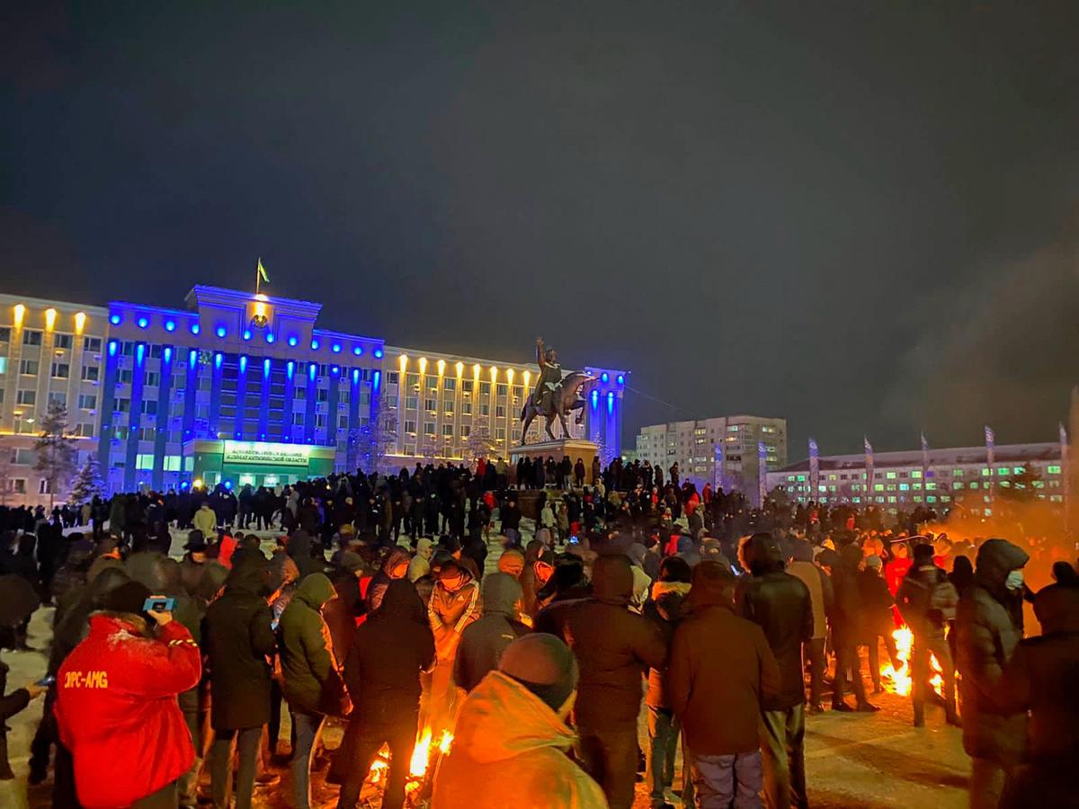 Протестующие на центральной площади Актобе, 4 января 2022. Фото: соцсети