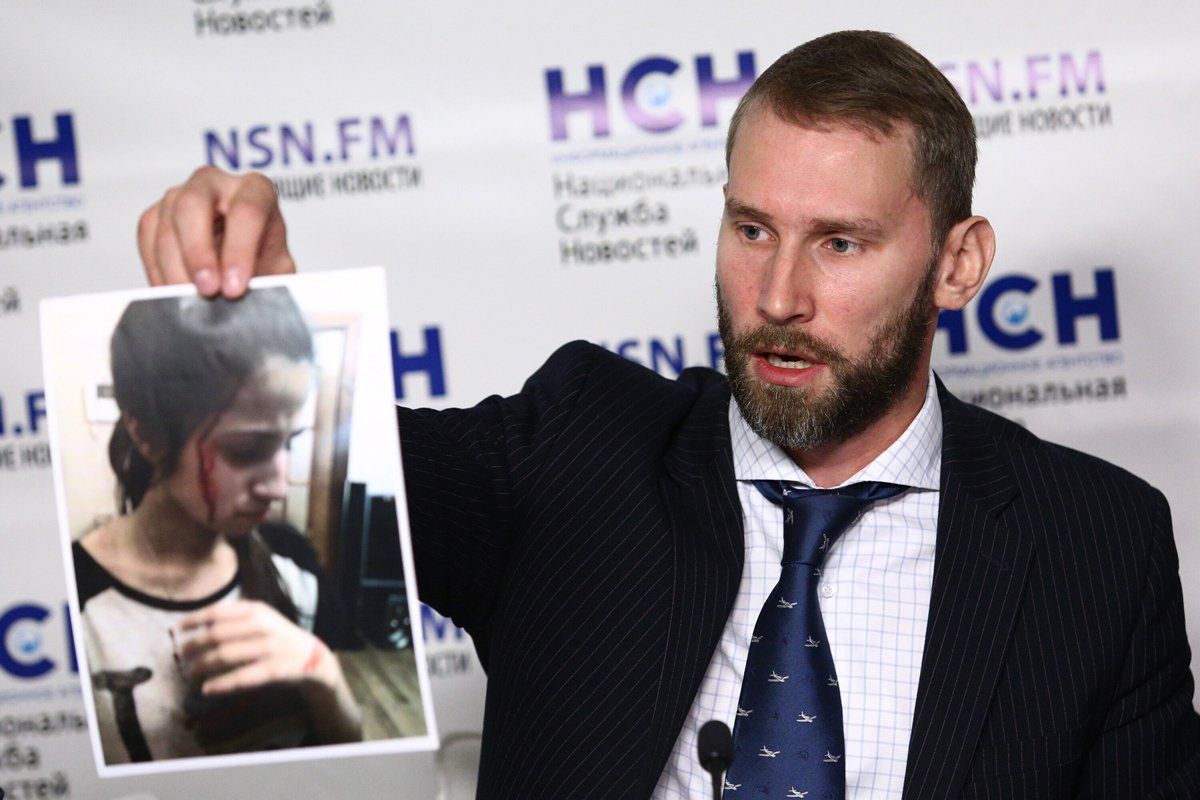 Адвокат Марии Хачатурян Ярослав Пакулин показывает фотографию с доказательством побоев, 22 августа 2018 года. Фото: Кирилл Зыков / АГН «Москва»