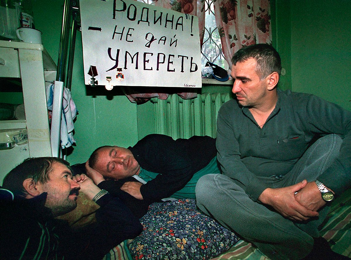 Ликвидаторы чернобыльской аварии проводят голодовку с плакатом «Родина! Не дай нам умереть», Тула, Россия, 29 сентября 1999 года. Фото: EPA