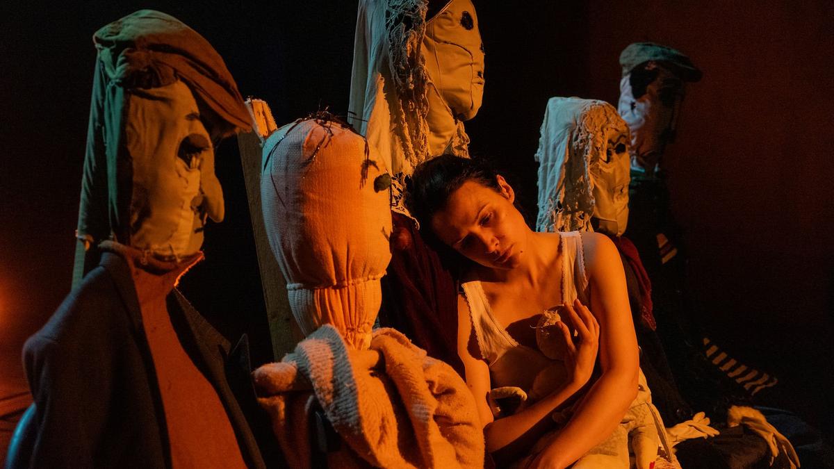 Сцена из спектакля «Считалка» на сцене пространства «Внутри». Фото: «Дочери СОСО»