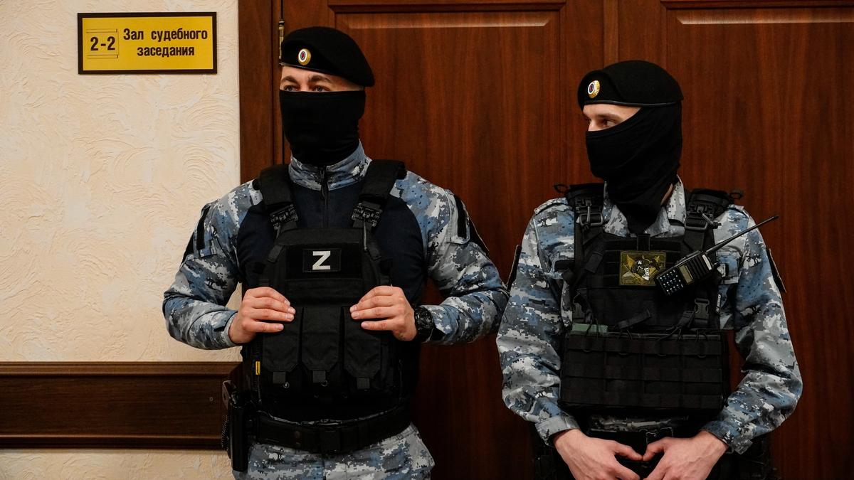 Tightening the screws