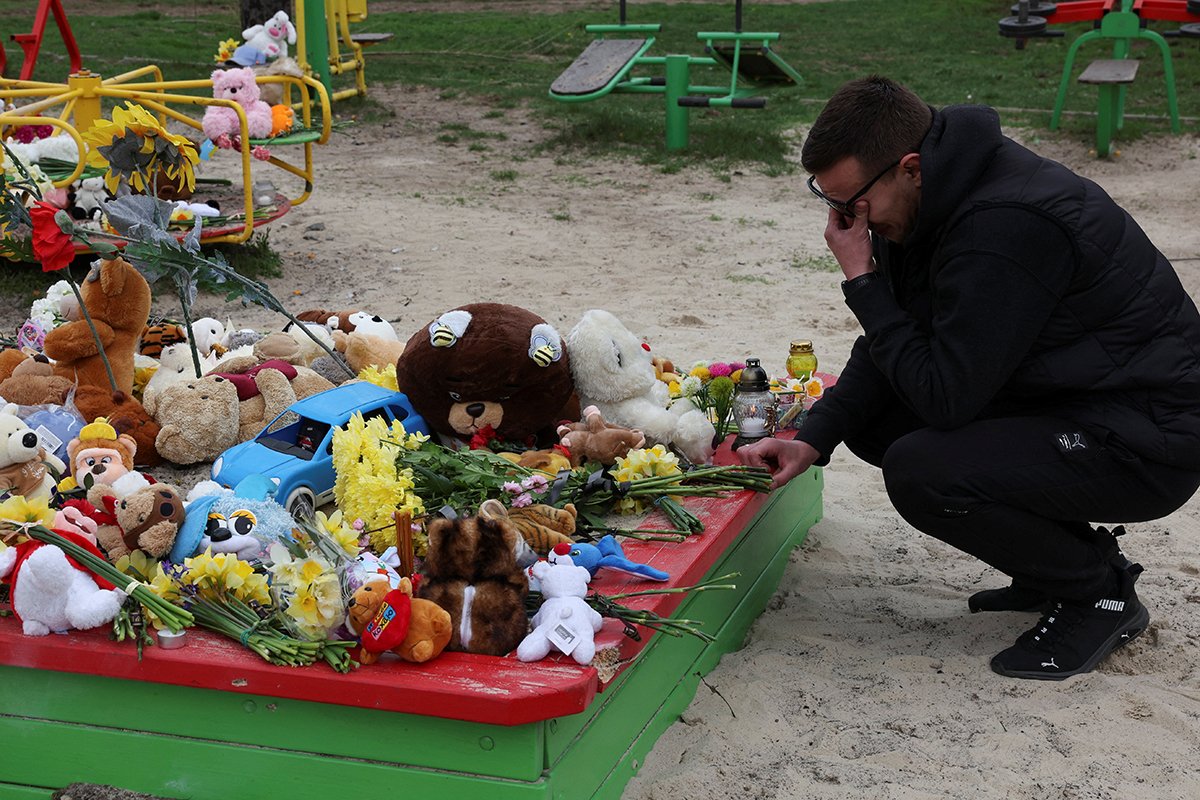 Скорбящий мужчина на месте смертоносного российского ракетного удара по жилому району, Кривой Рог, Украина, 5 апреля 2025 года. Фото: Violeta Santos Moura / REUTERS