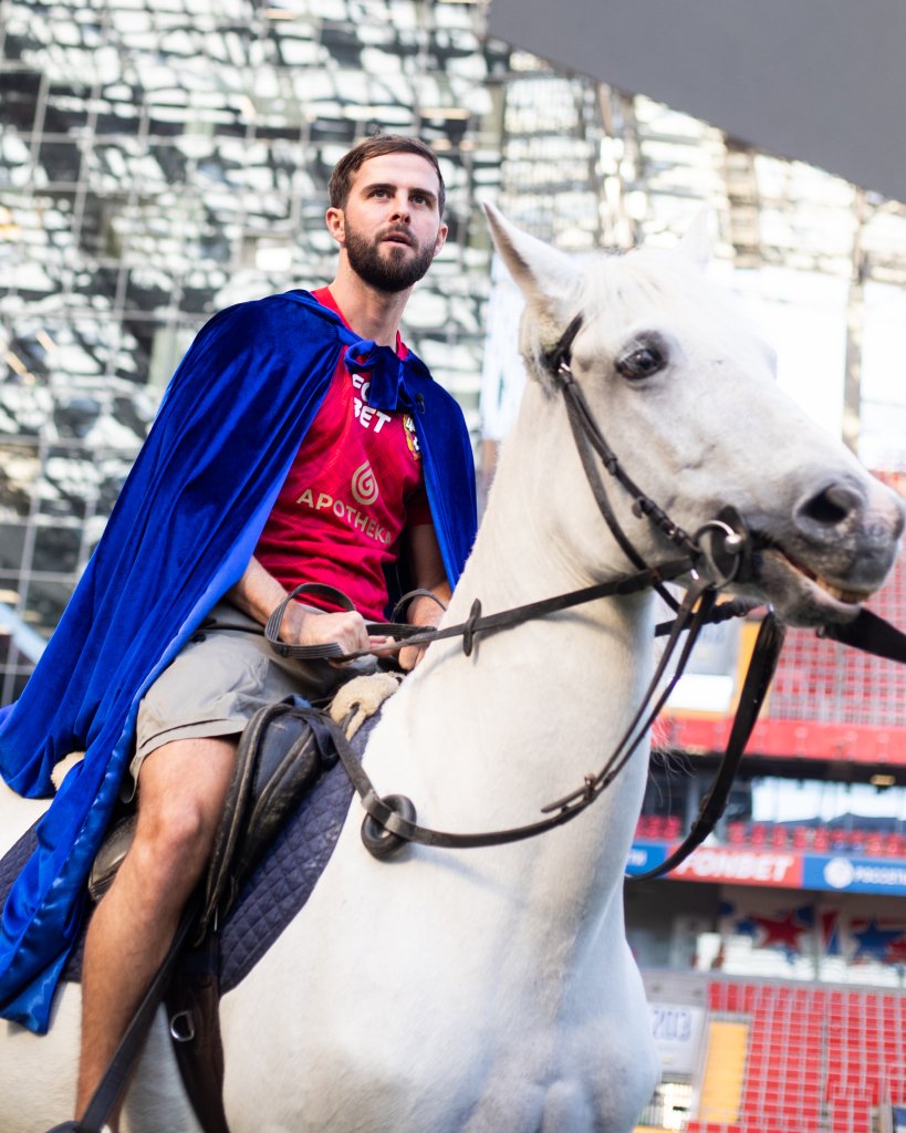 Миралем Пьянич, бэкстейдж со съемок видео-презентации. Фото: pfc-cska.com